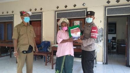 Polsek Sawan Distribusikan 20 Paket Beras Kepada masyarakat desa Sinabun